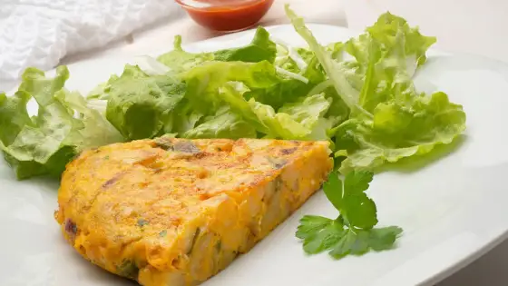 Tortilla de patatas perfecta - Jugosa, firme y con ensalada